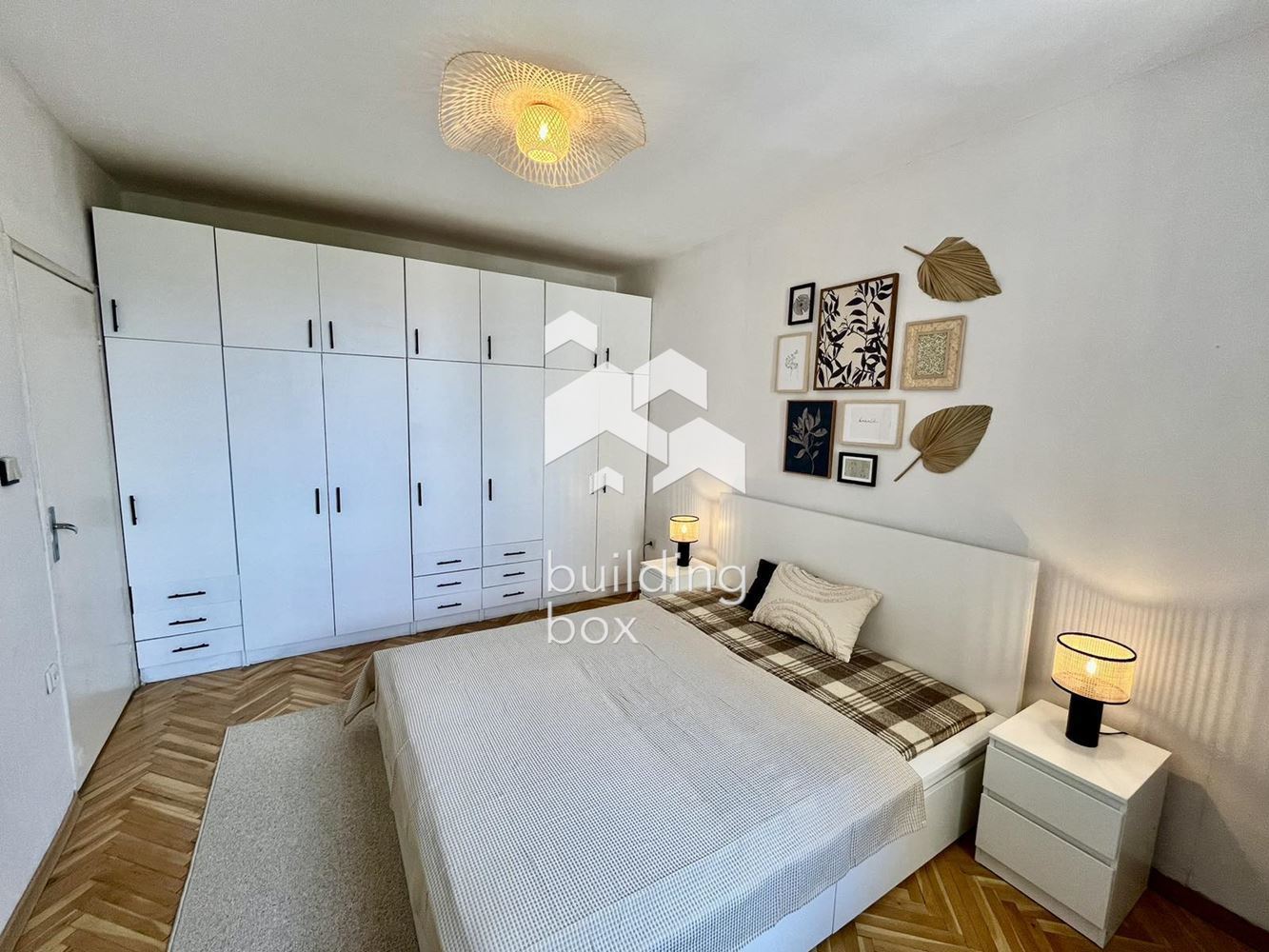 Артистичен и просторен двустаен апартамент с невероятна гледка, на границата на Южен парк - 0