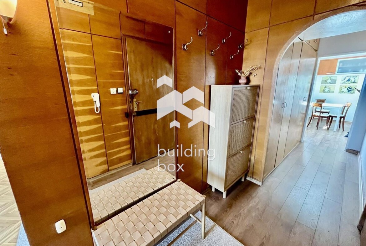 Артистичен и просторен двустаен апартамент с невероятна гледка, на границата на Южен парк - 0