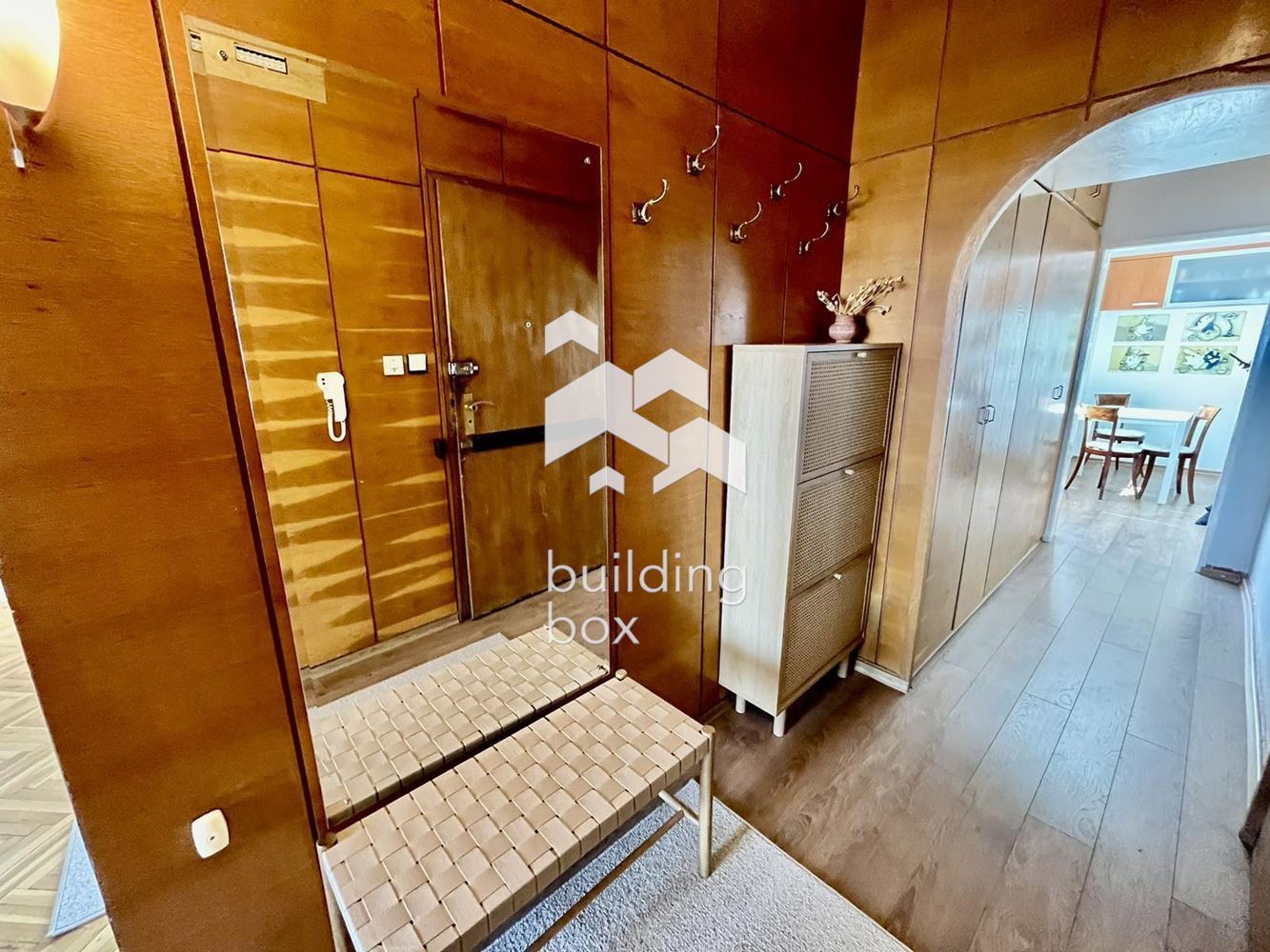 Артистичен и просторен двустаен апартамент с невероятна гледка, на границата на Южен парк - 0