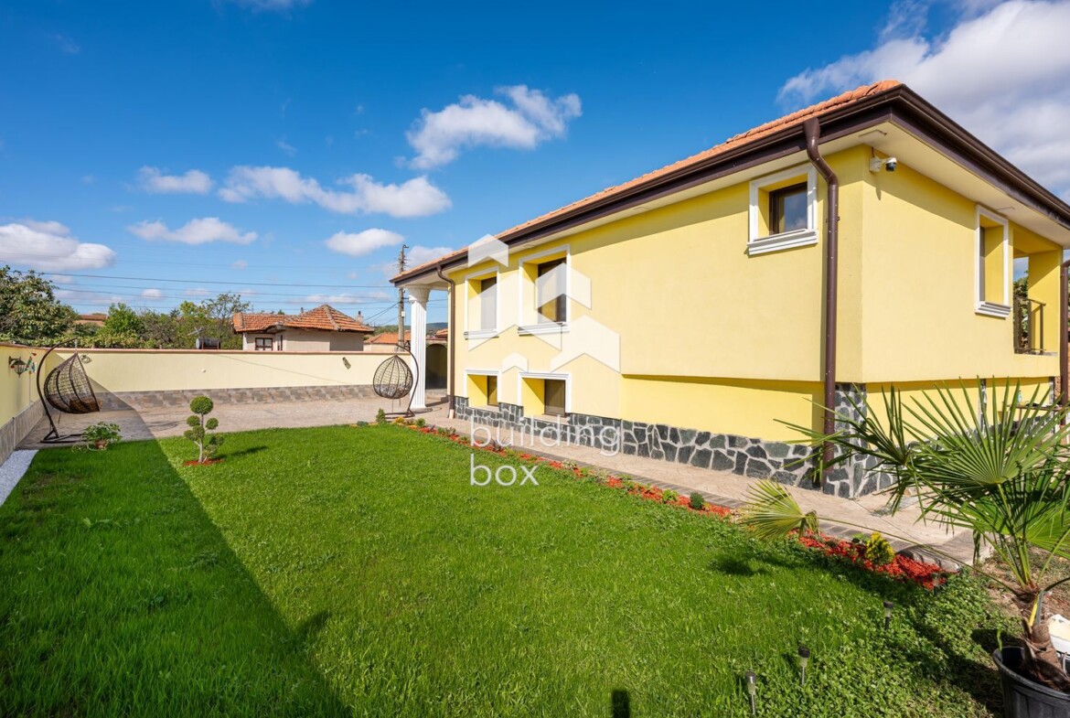 Луксозен имот в с. Старосел - 0