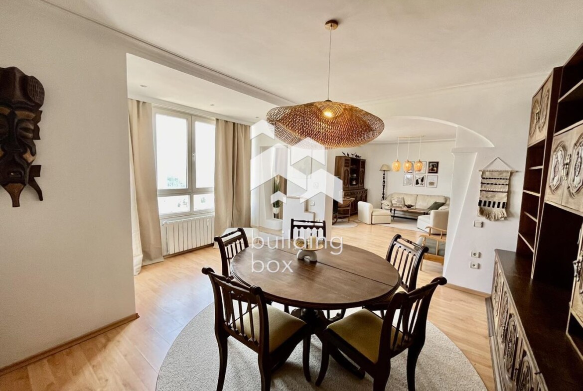 Артистичен и просторен двустаен апартамент с невероятна гледка, на границата на Южен парк - 0