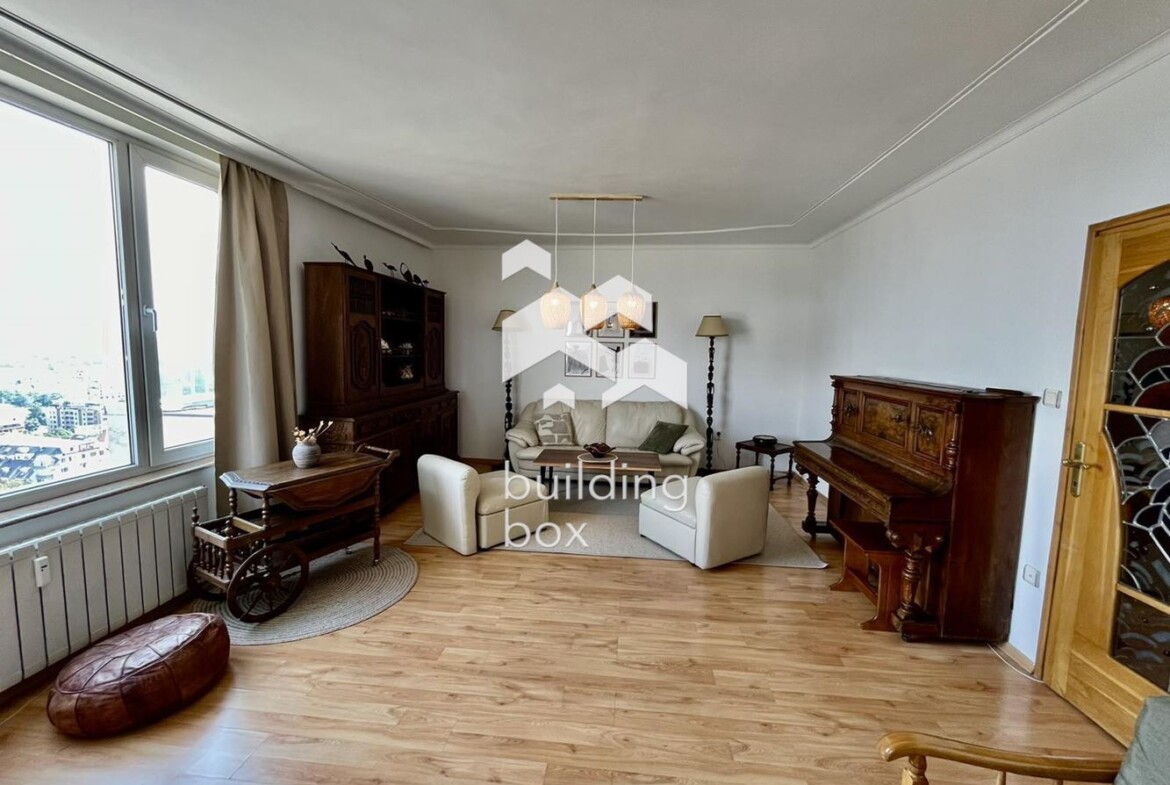 Артистичен и просторен двустаен апартамент с невероятна гледка, на границата на Южен парк - 0