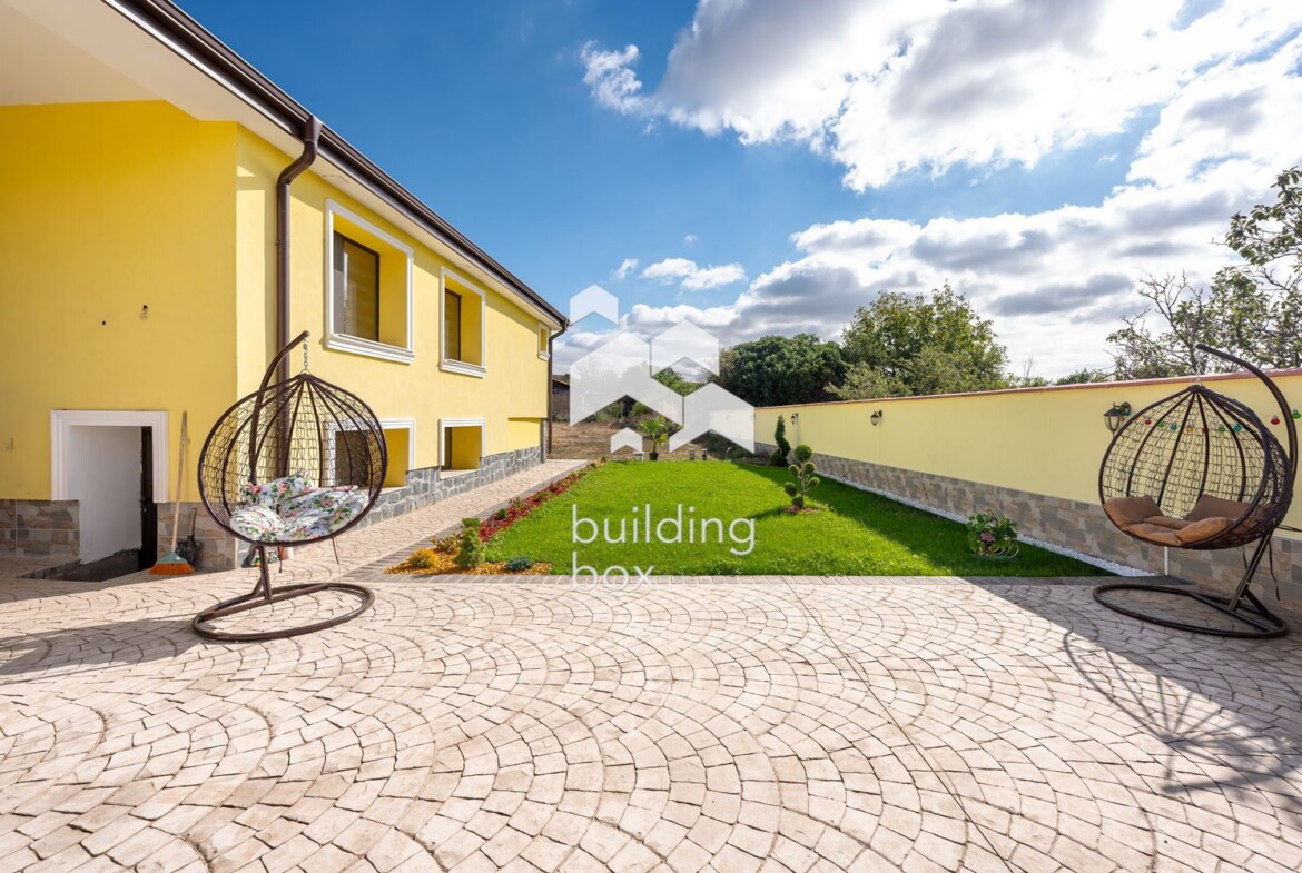 Луксозен имот в с. Старосел - 0