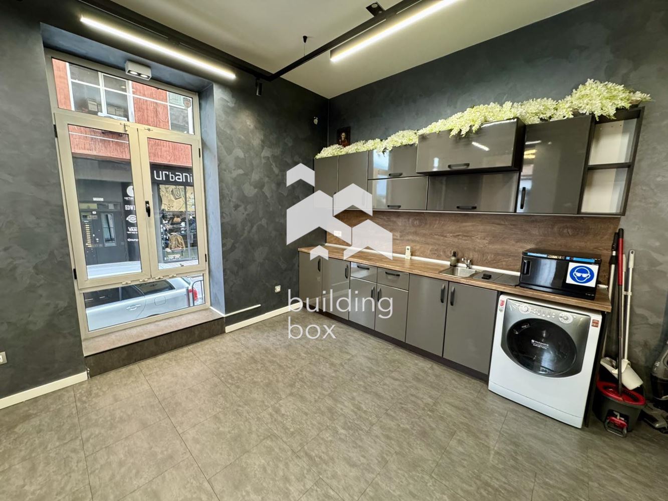 Салон за красота в идеален център - 0