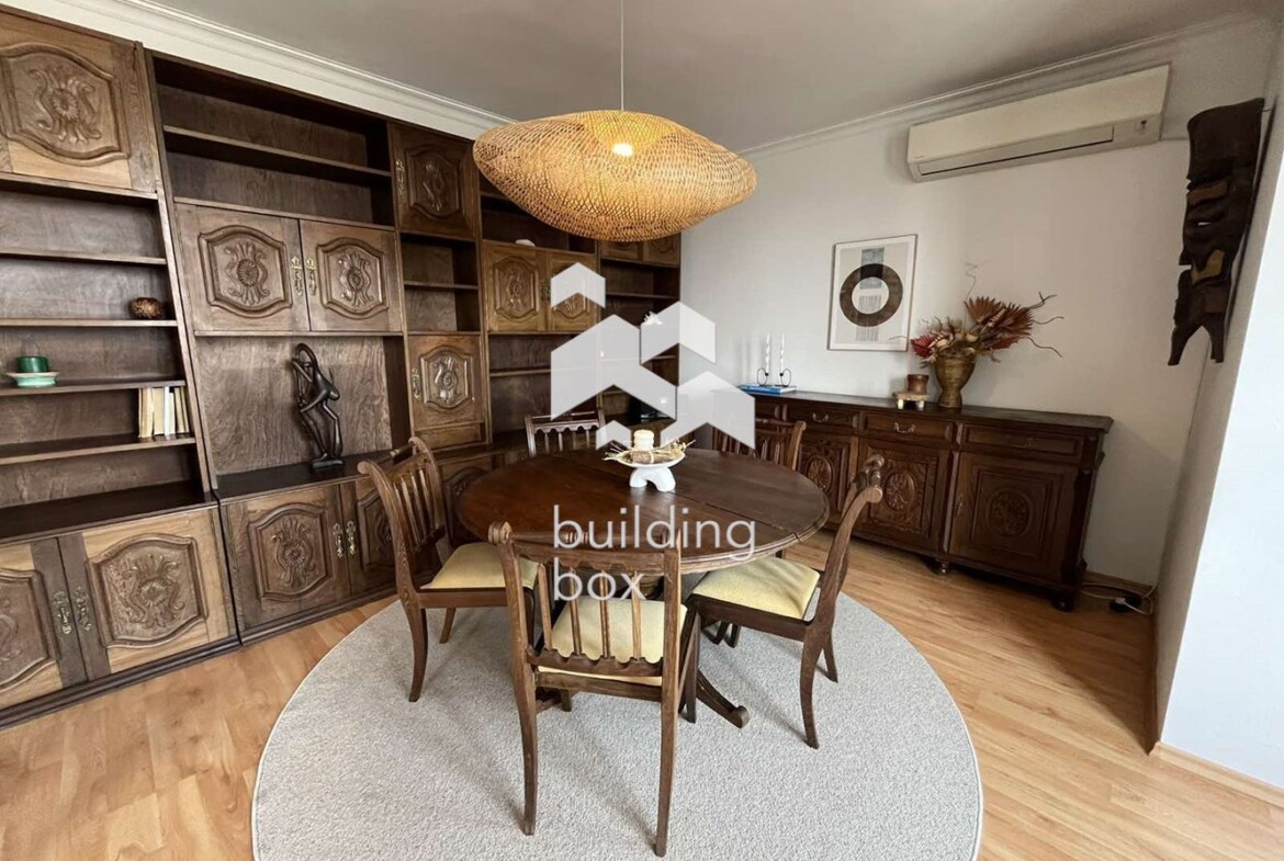 Артистичен и просторен двустаен апартамент с невероятна гледка, на границата на Южен парк - 0