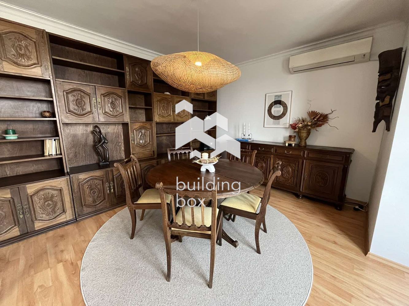 Артистичен и просторен двустаен апартамент с невероятна гледка, на границата на Южен парк - 0