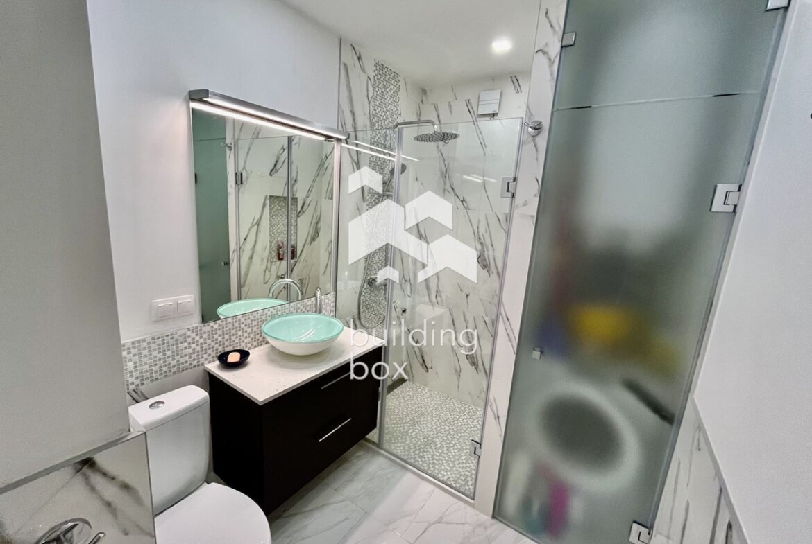 Артистичен и просторен двустаен апартамент с невероятна гледка, на границата на Южен парк - 0