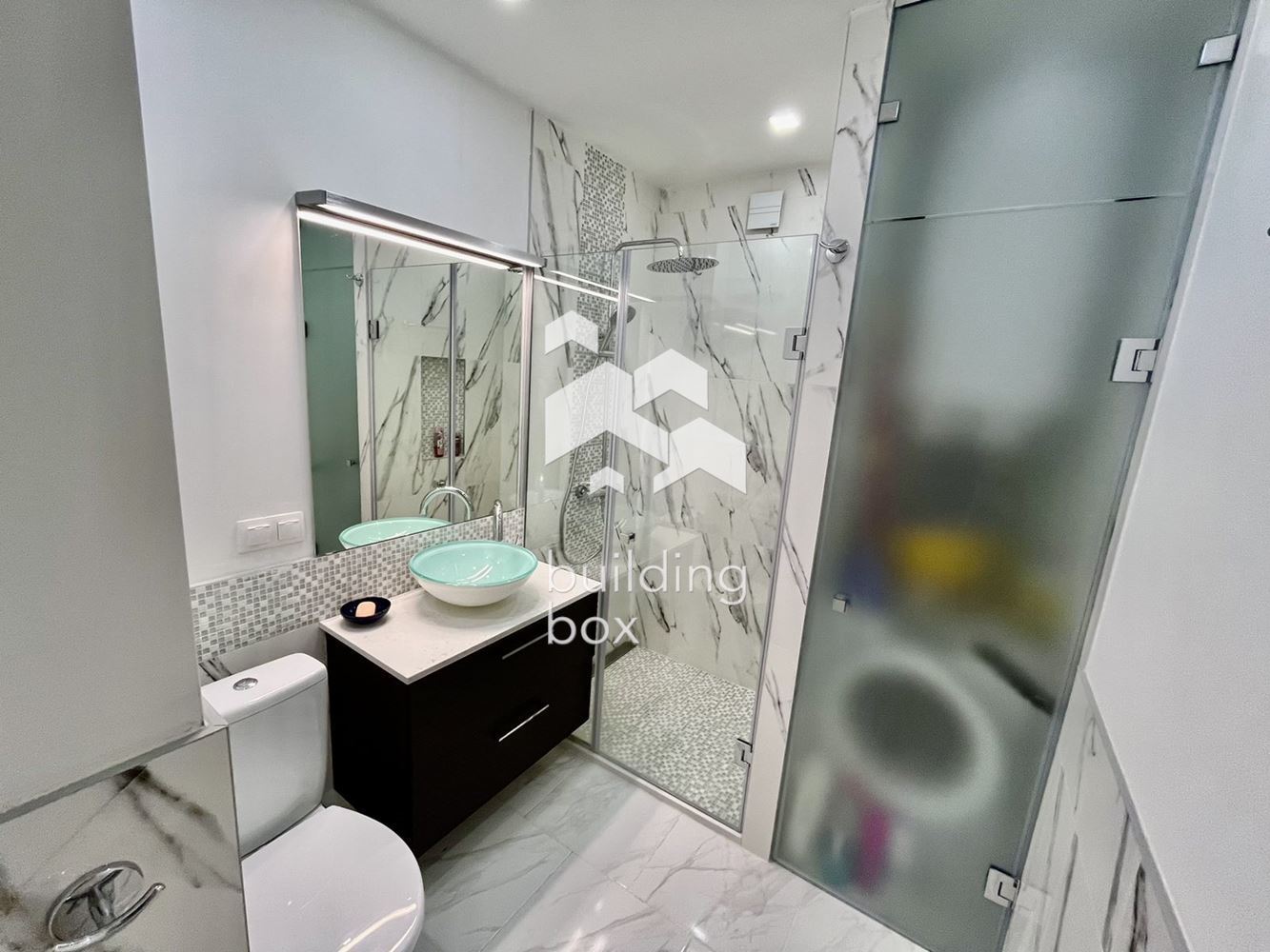 Артистичен и просторен двустаен апартамент с невероятна гледка, на границата на Южен парк - 0