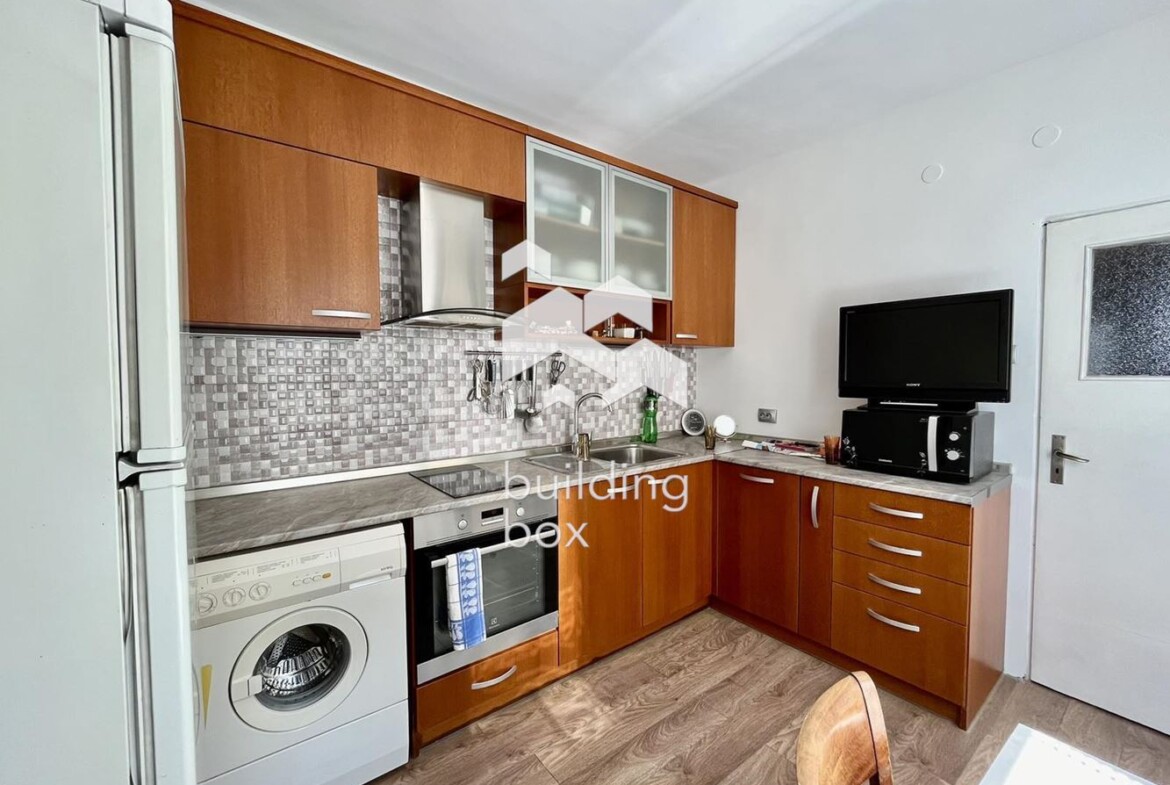 Артистичен и просторен двустаен апартамент с невероятна гледка, на границата на Южен парк - 0