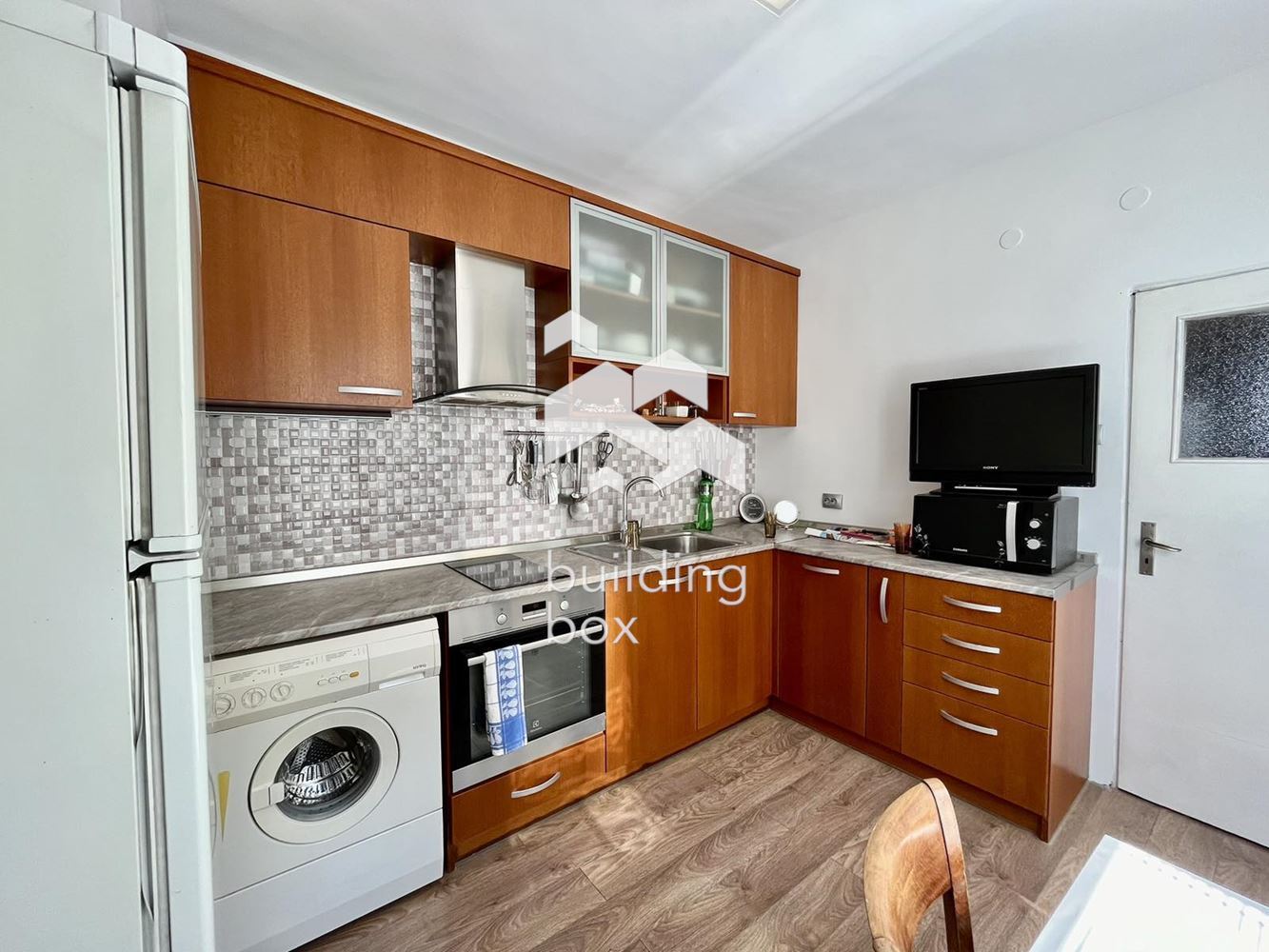 Артистичен и просторен двустаен апартамент с невероятна гледка, на границата на Южен парк - 0