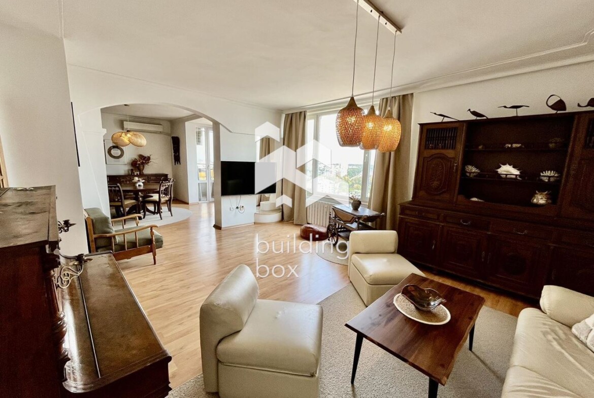 Артистичен и просторен двустаен апартамент с невероятна гледка, на границата на Южен парк - 0