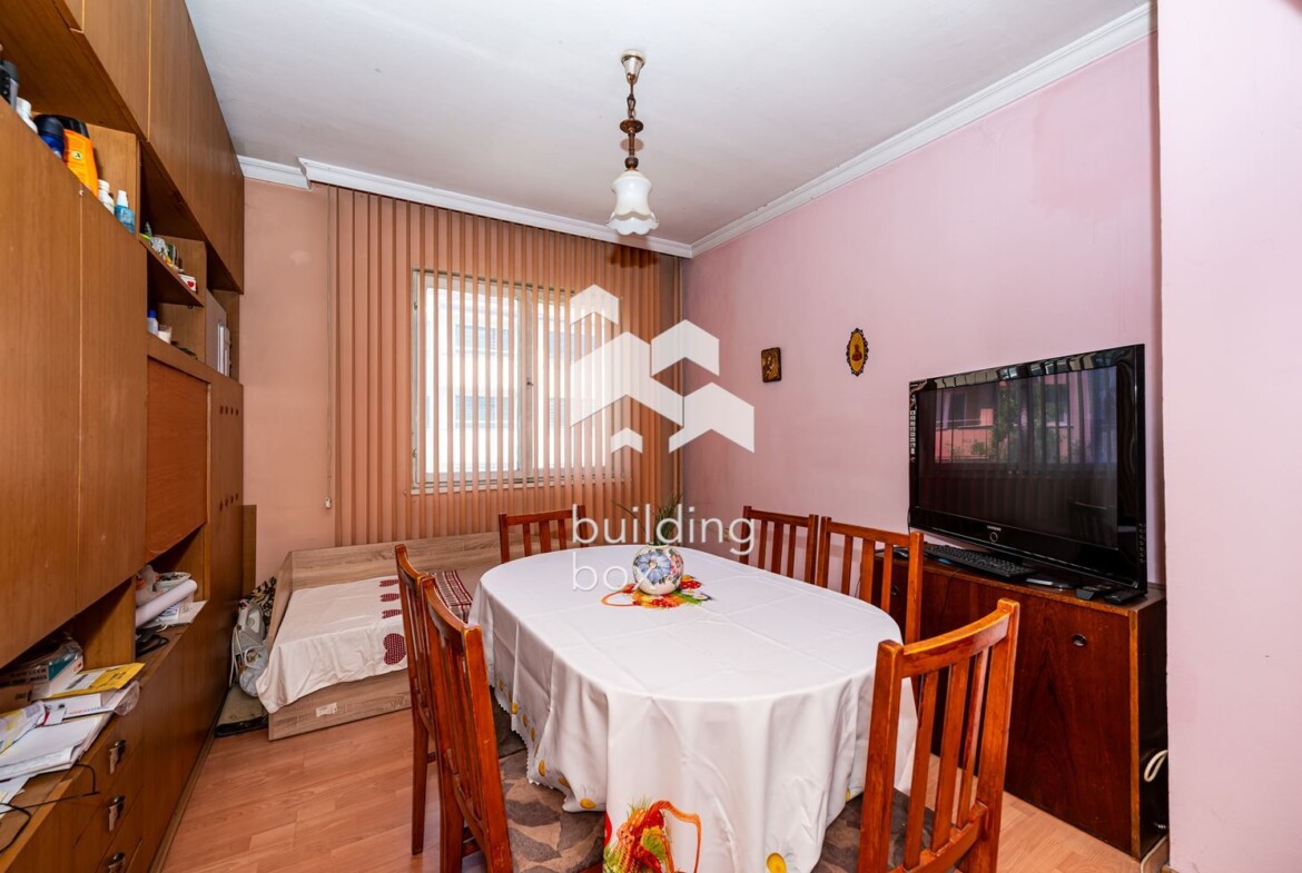 Тристаен апартамент до Събота пазара - 0