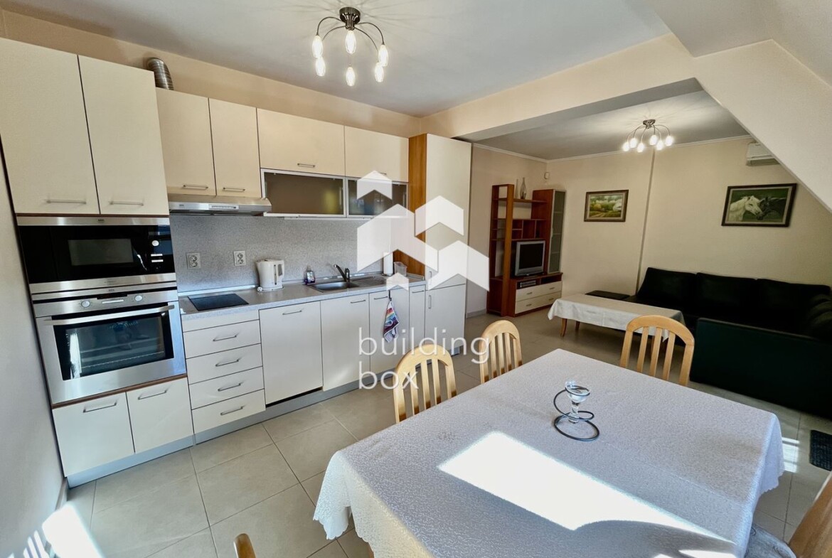 Просторен двустаен апартамент със страхотна гледка и гараж, Изток - 0