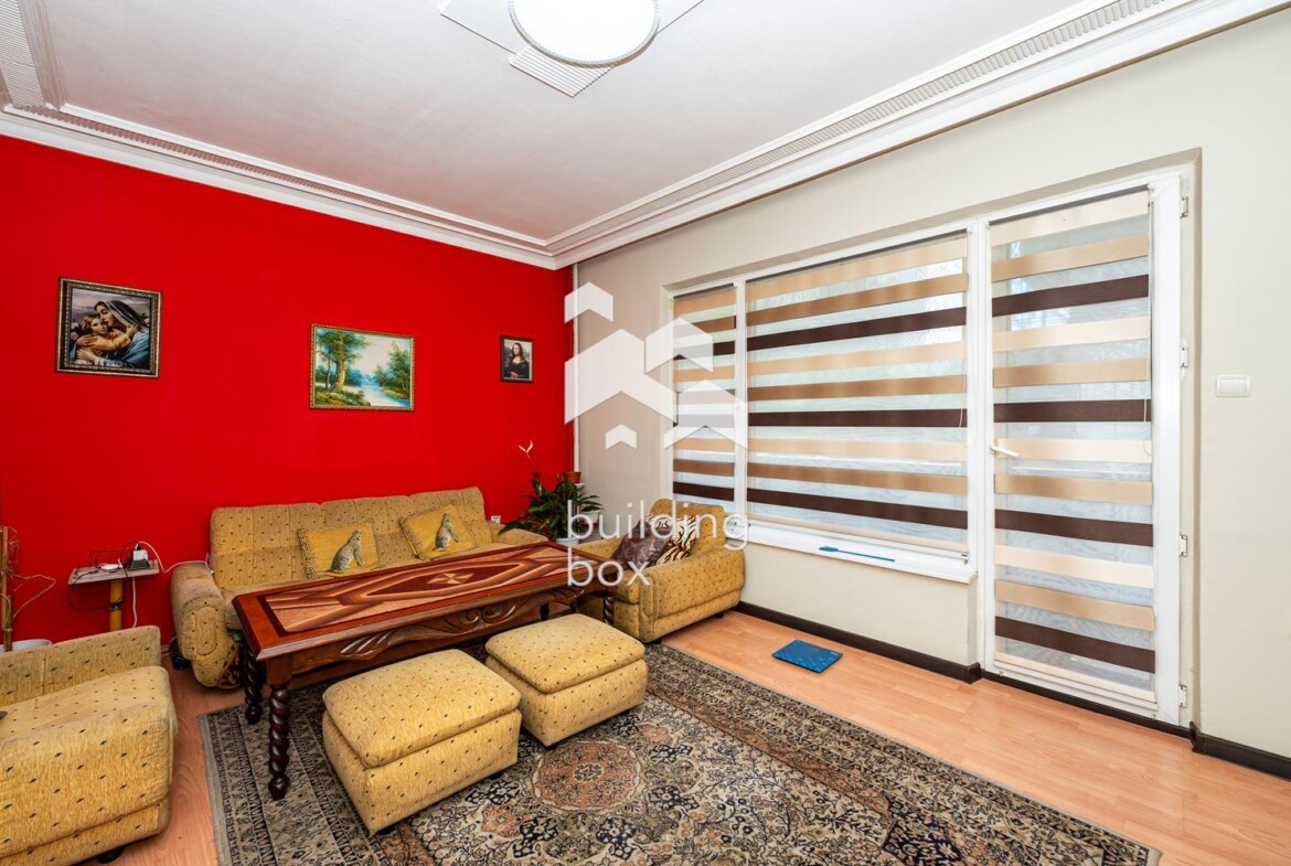 Тристаен апартамент до Събота пазара - 0