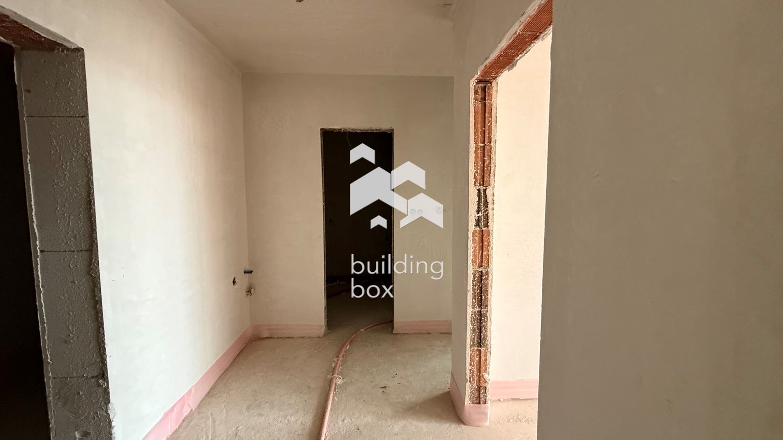 Тристаен апартамент в кв. Остромила - 0