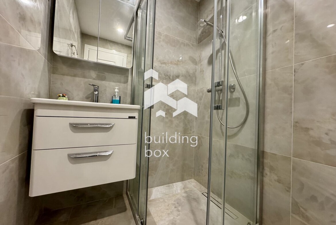 Многостаен апартамент до метро - 0