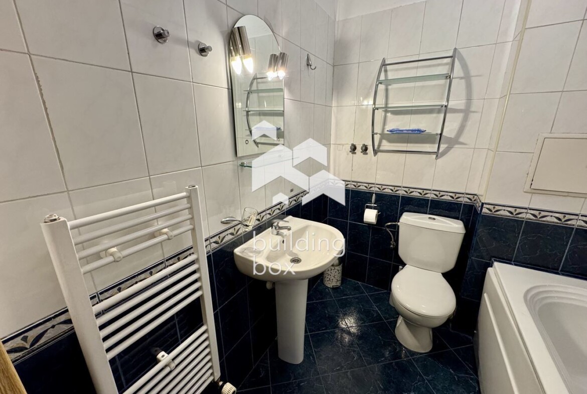 Двустаен апартамент в Изток, точно до метро - 0