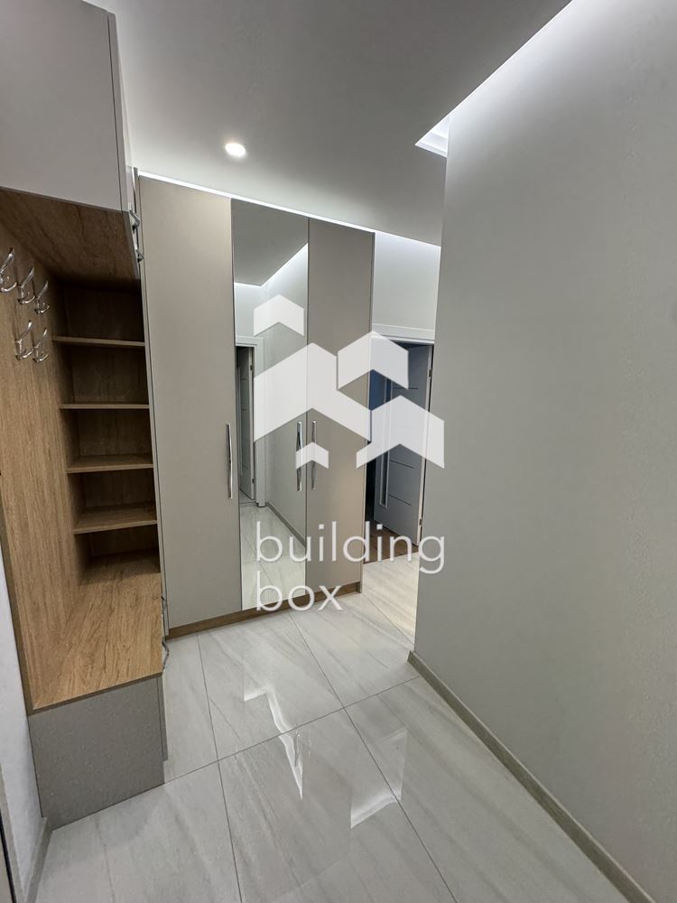 Продава тристаен в кв. Кръстова вада - 0