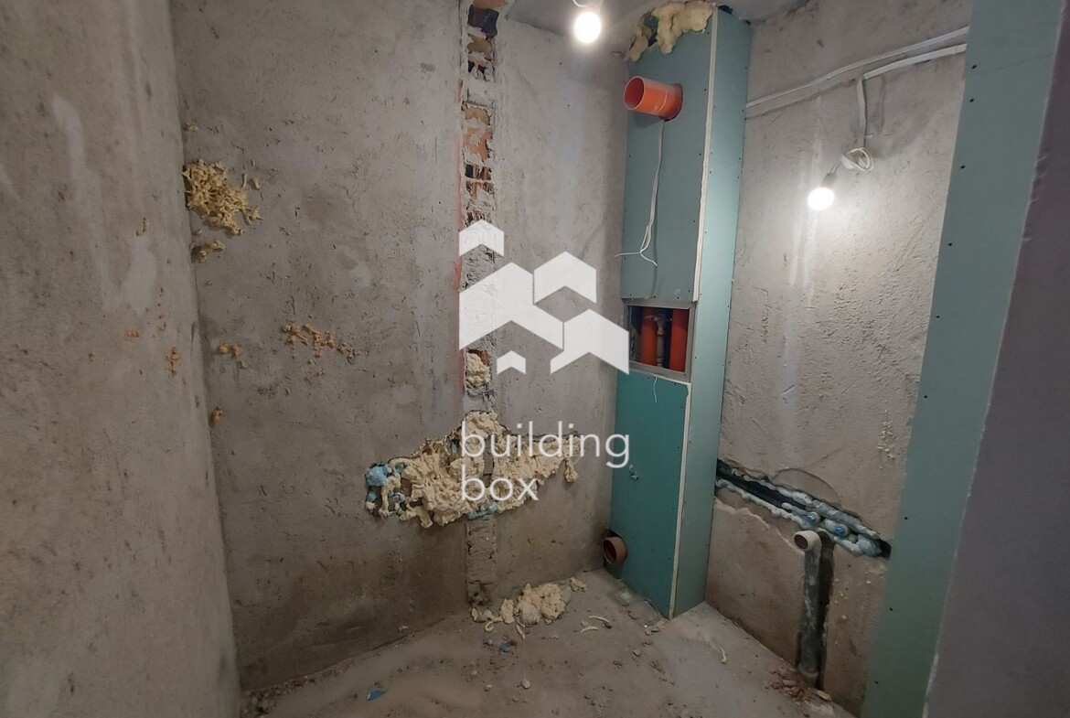 Продава четиристаен апартамент - 0