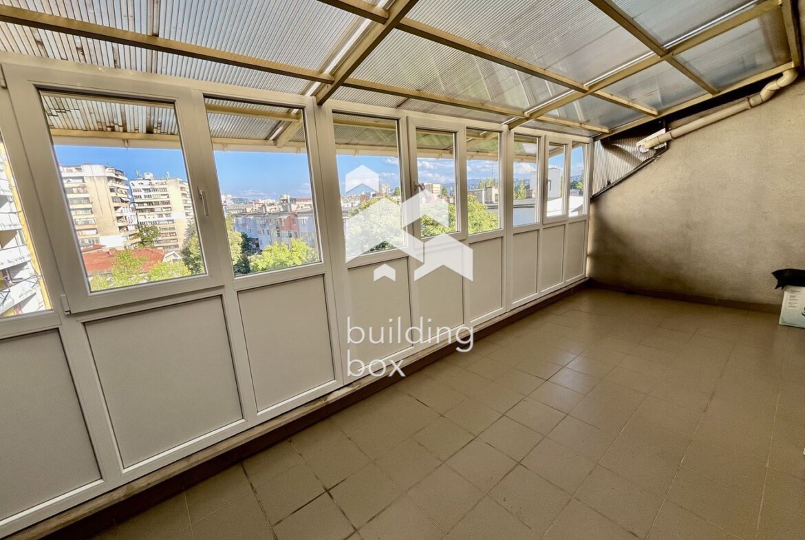 Просторен двустаен апартамент със страхотна гледка и гараж, Изток - 0