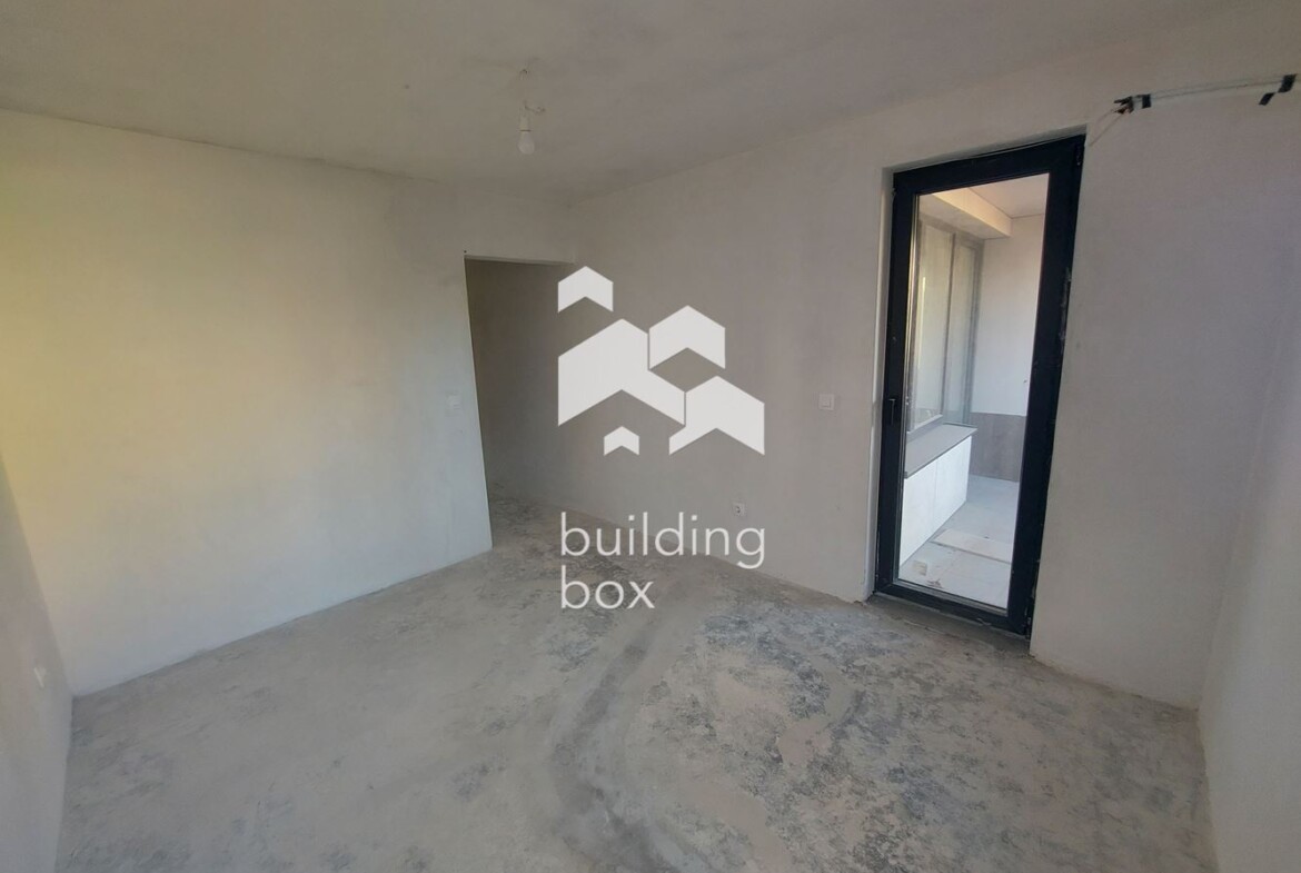 Продава четиристаен апартамент - 0