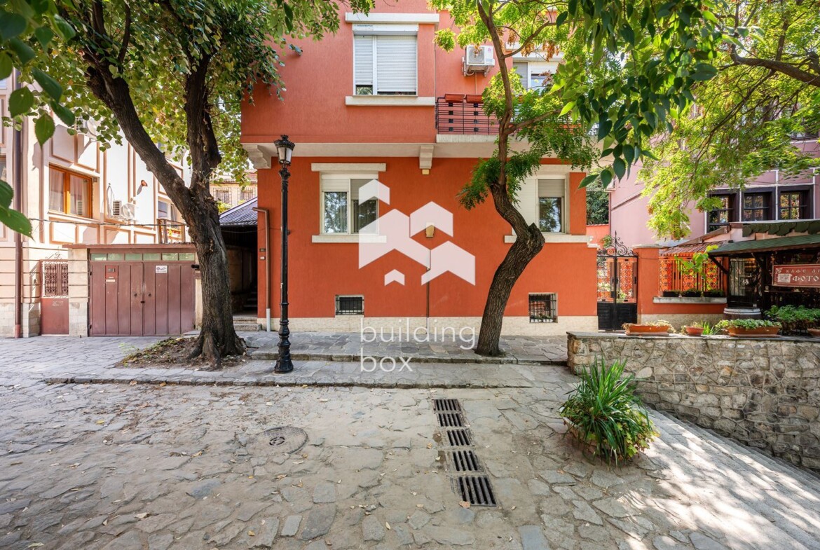 Два етажа от къща на крачка от "Капана" - 0