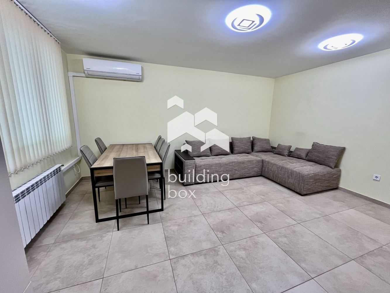 Тристаен апартамент, ул. Флора