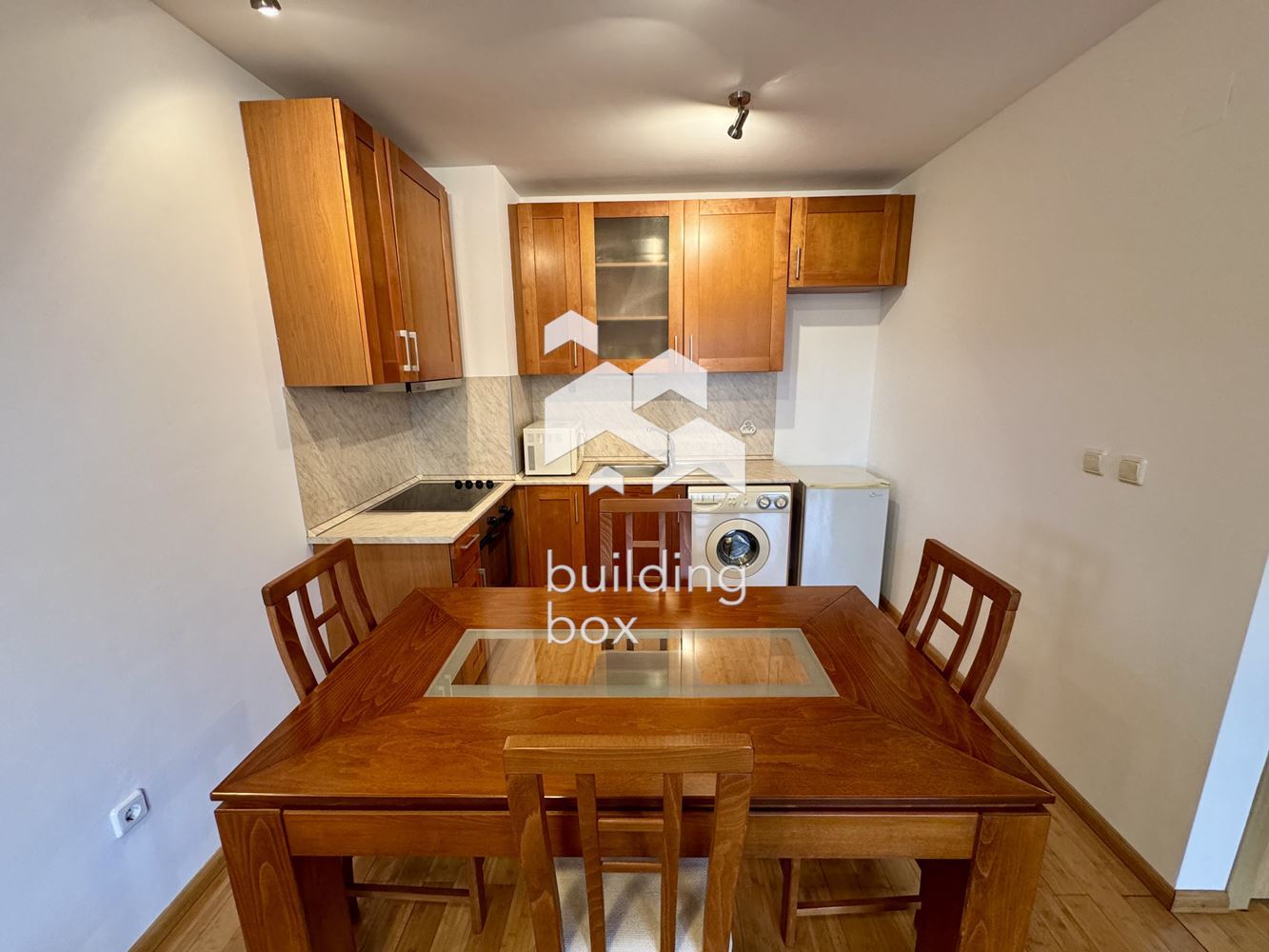 Двустаен апартамент в Изток, точно до метро - 0