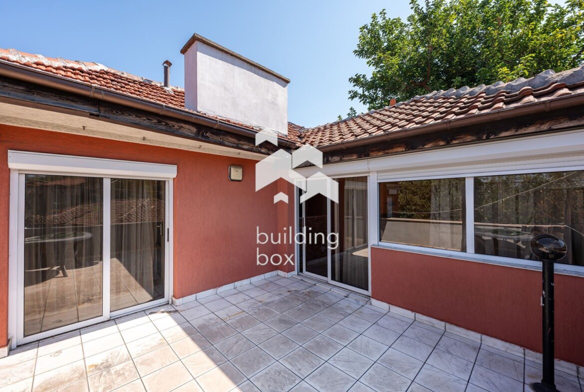 Два етажа от къща на крачка от "Капана" - 0