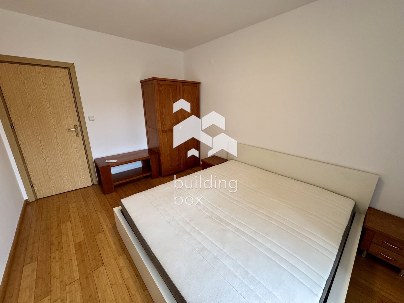 Двустаен апартамент в Изток, точно до метро - 0