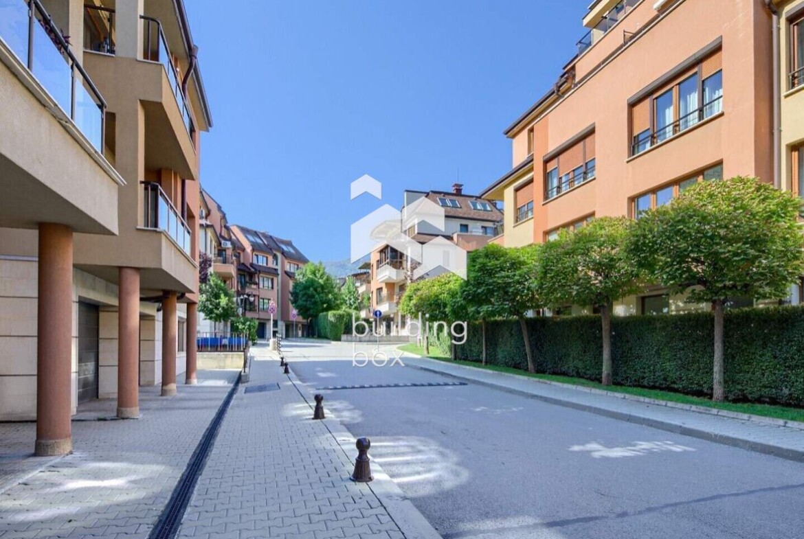 Просторен тристаен апартамент във висок клас затворен комплекс в кв. Витоша - 0