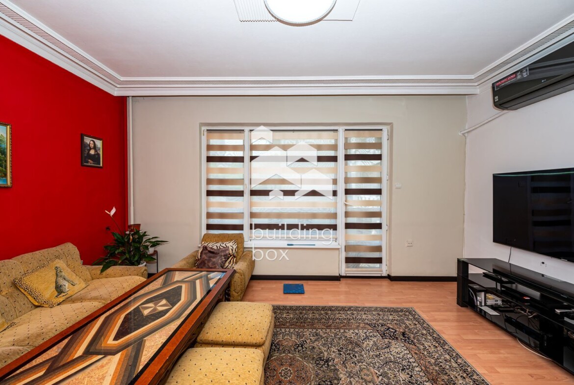 Тристаен апартамент до Събота пазара - 0