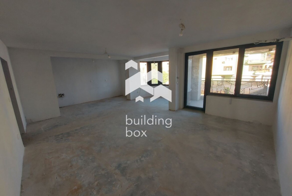 Продава четиристаен апартамент - 0