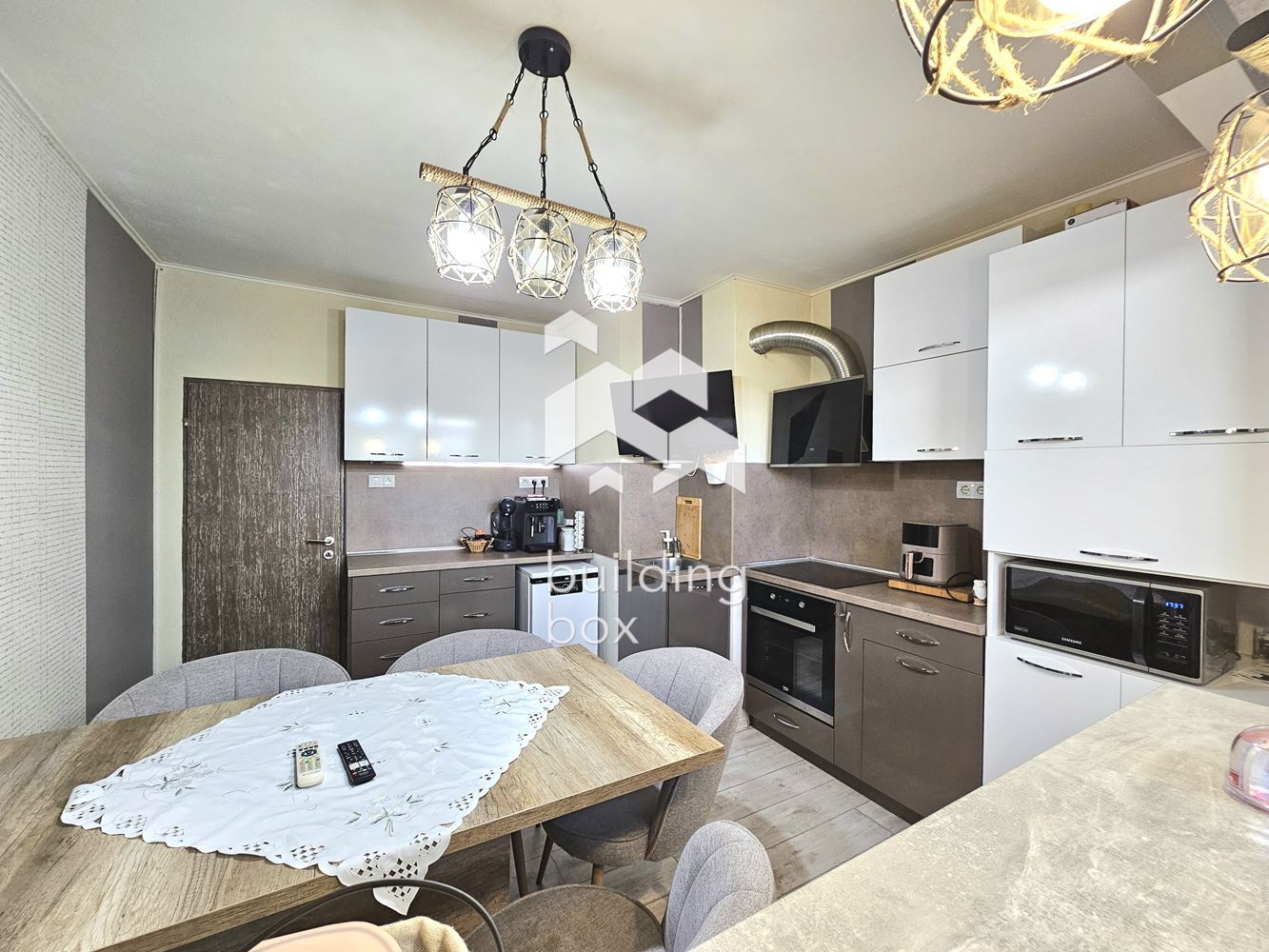 Обзаведен тристаен апартамент - кв. Люлин 3 - 0