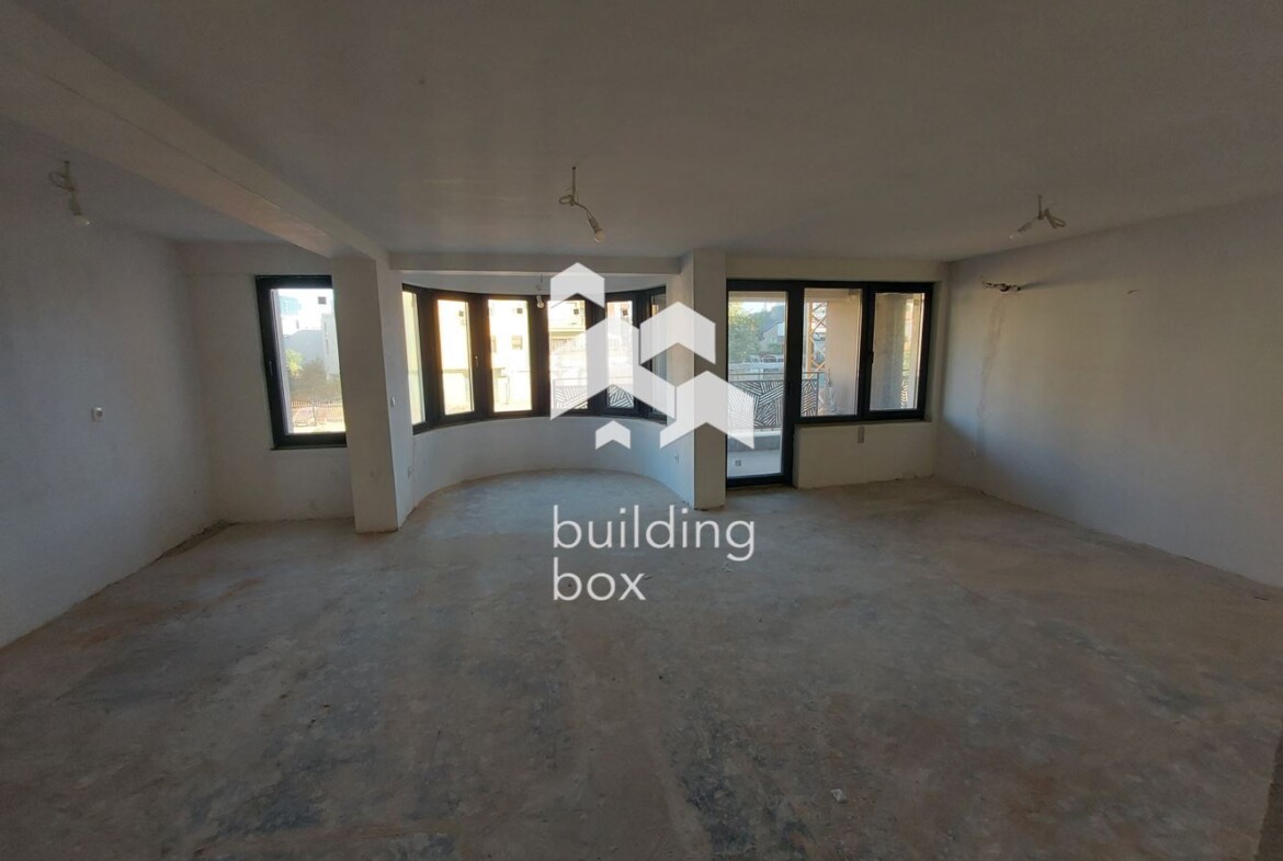 Продава четиристаен апартамент - 0