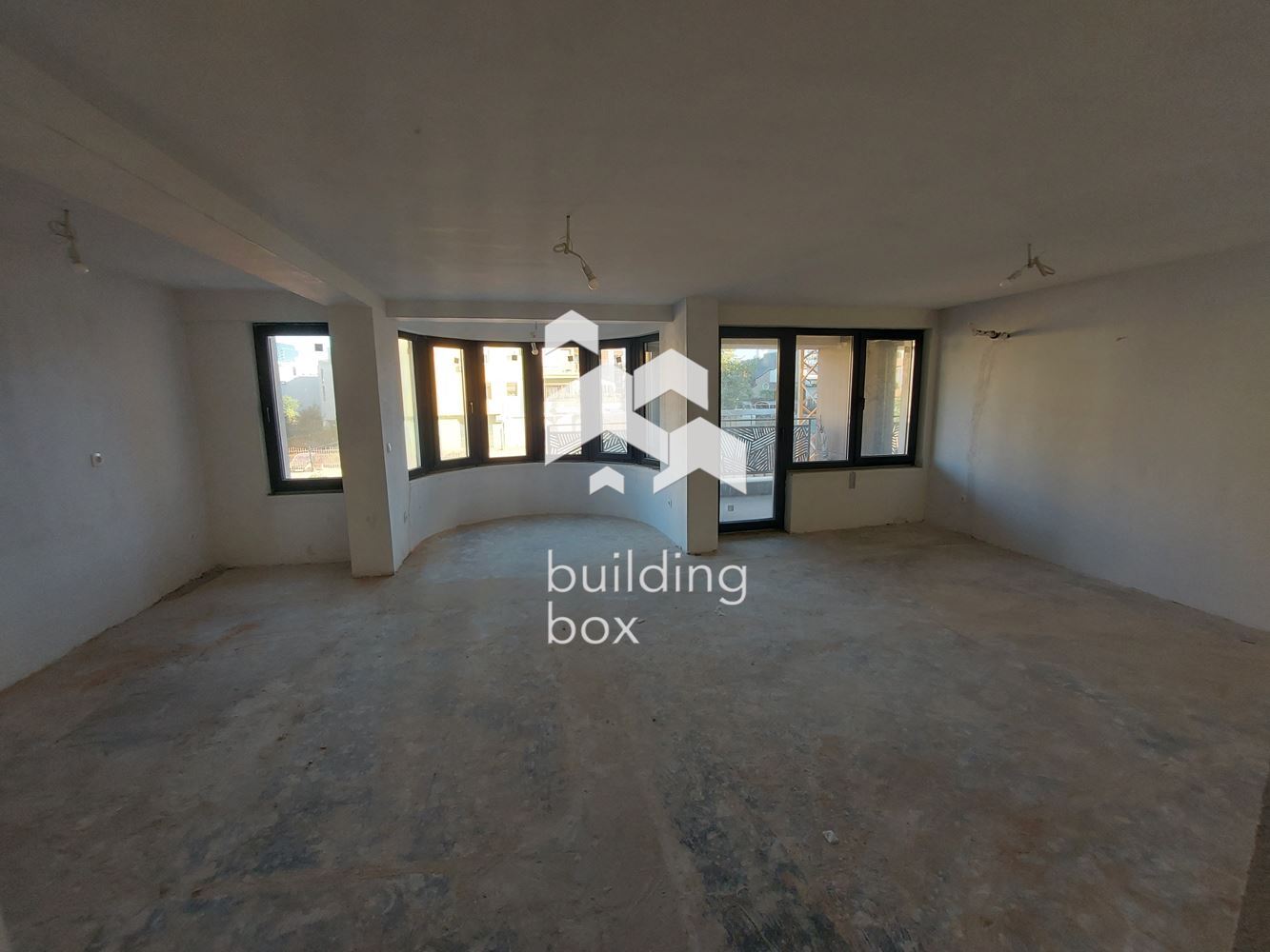 Продава четиристаен апартамент - 0