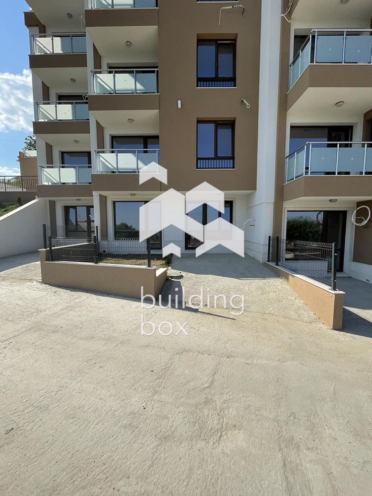 Двустаен апартамент с паркомясто - 0