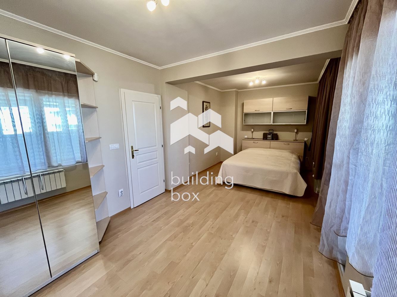 Просторен двустаен апартамент със страхотна гледка и гараж, Изток - 0