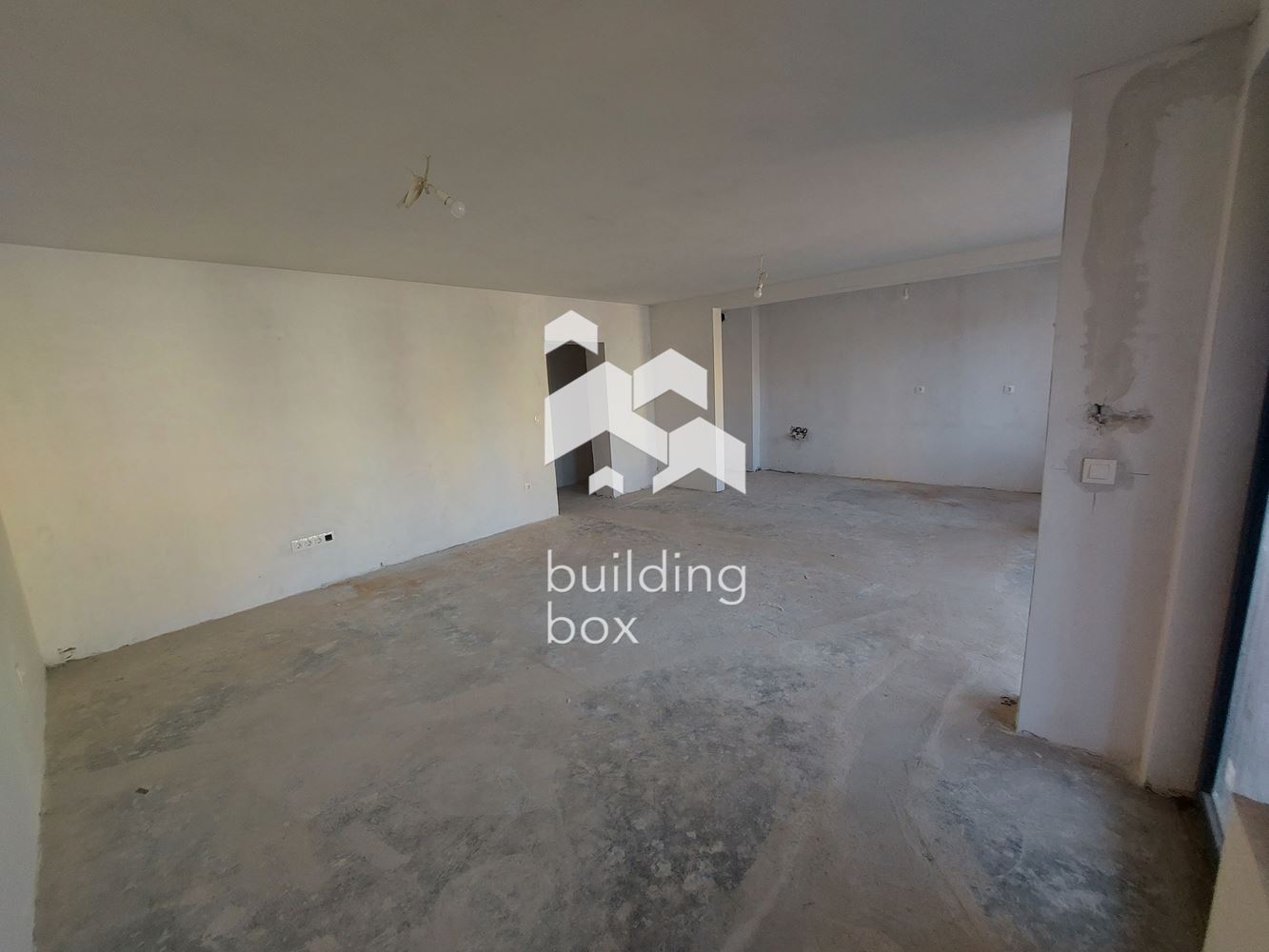 Продава четиристаен апартамент - 0