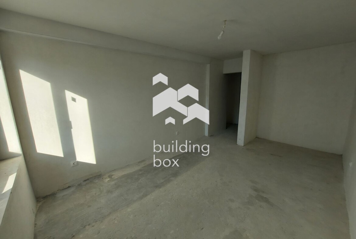 Продава четиристаен апартамент - 0