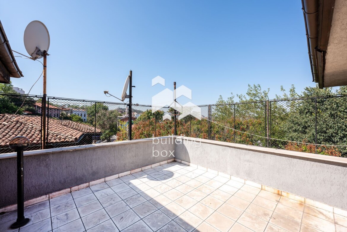 Два етажа от къща със самостоятелен вход в сърцето на град Пловдив - 0