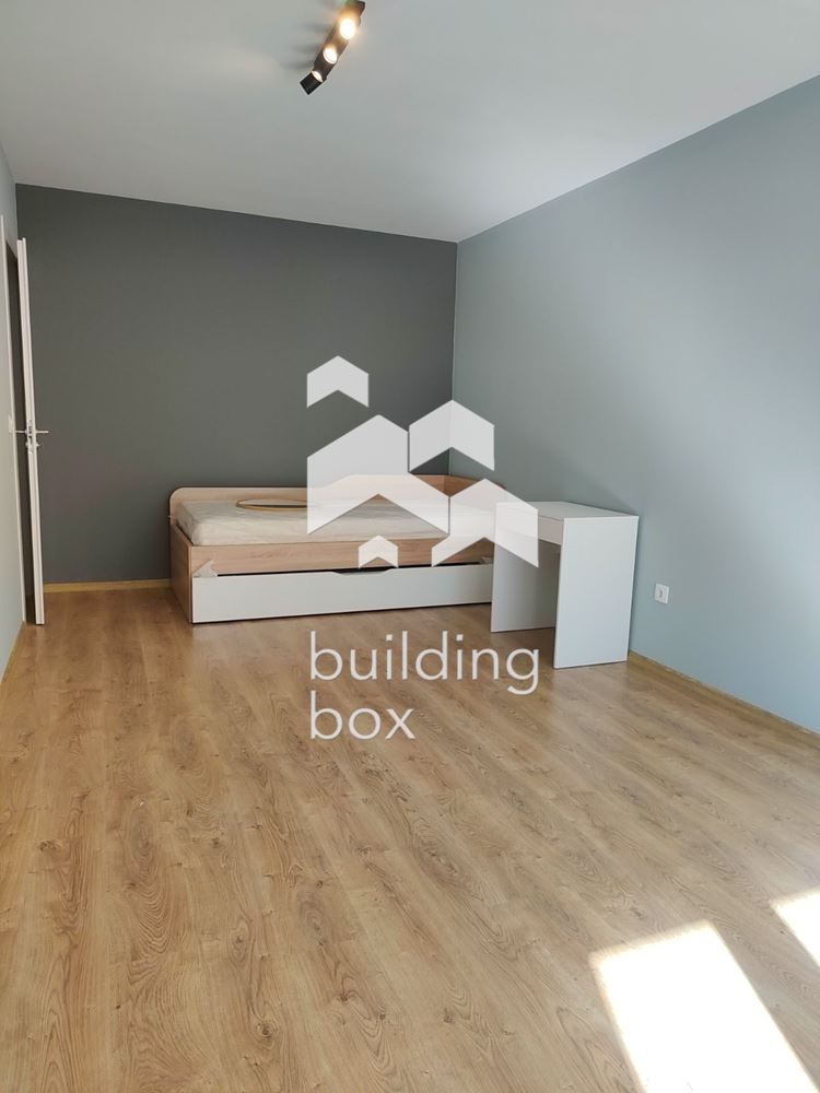 Тристаен апартамент в кв. Кръстова вада - 0