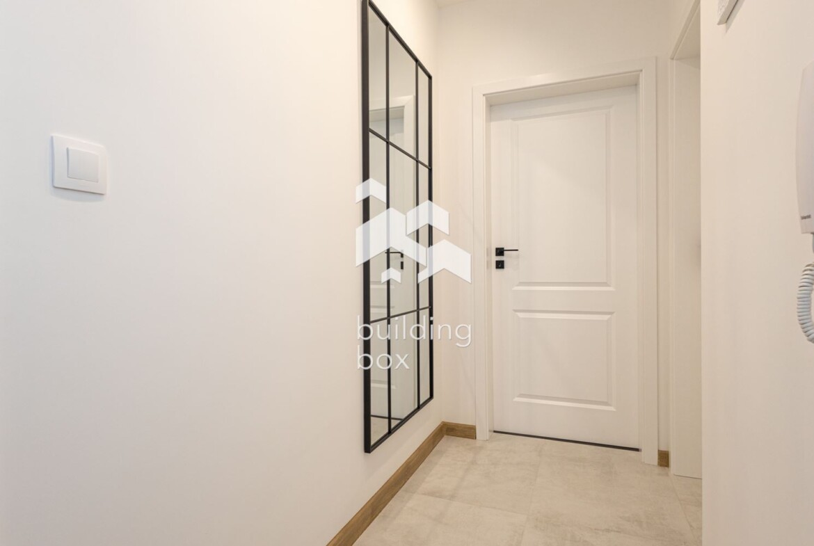 Луксозно обзаведен тристаен апартамент - Център - 0