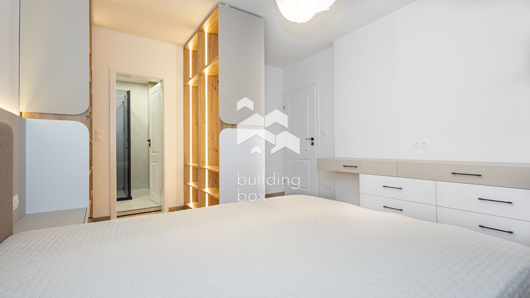 Луксозно обзаведен тристаен апартамент - Център - 0