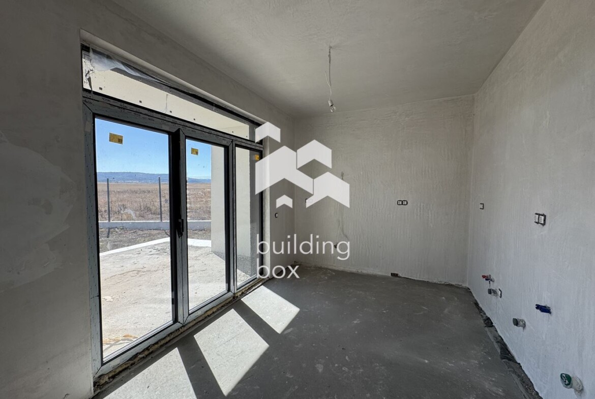 Двуетажна къща между гр. Сливница и с. Алдомировци - 0