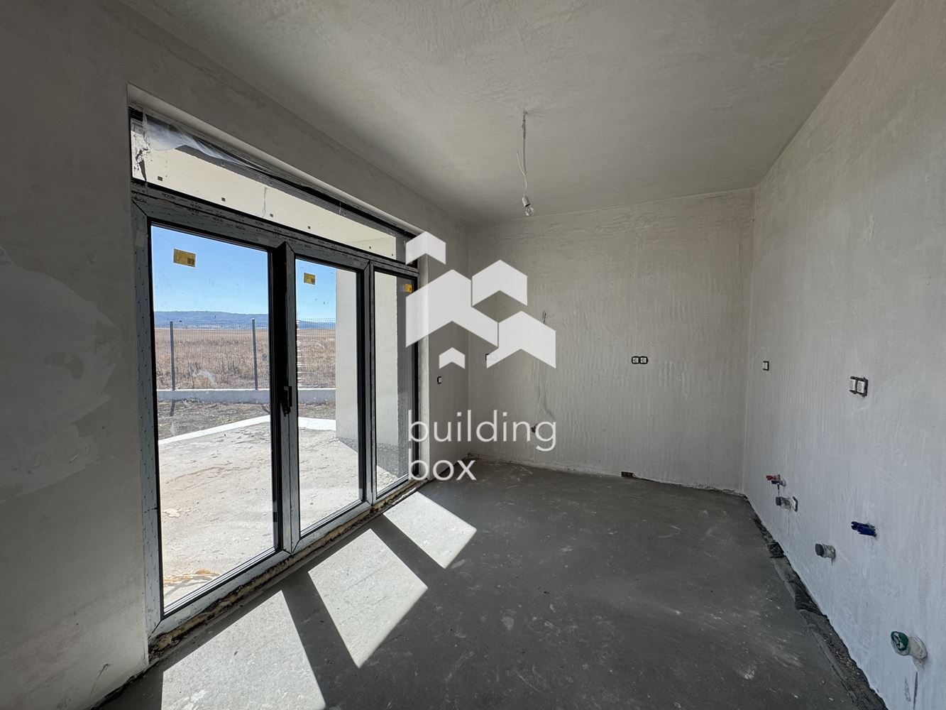 Двуетажна къща между гр. Сливница и с. Алдомировци - 0