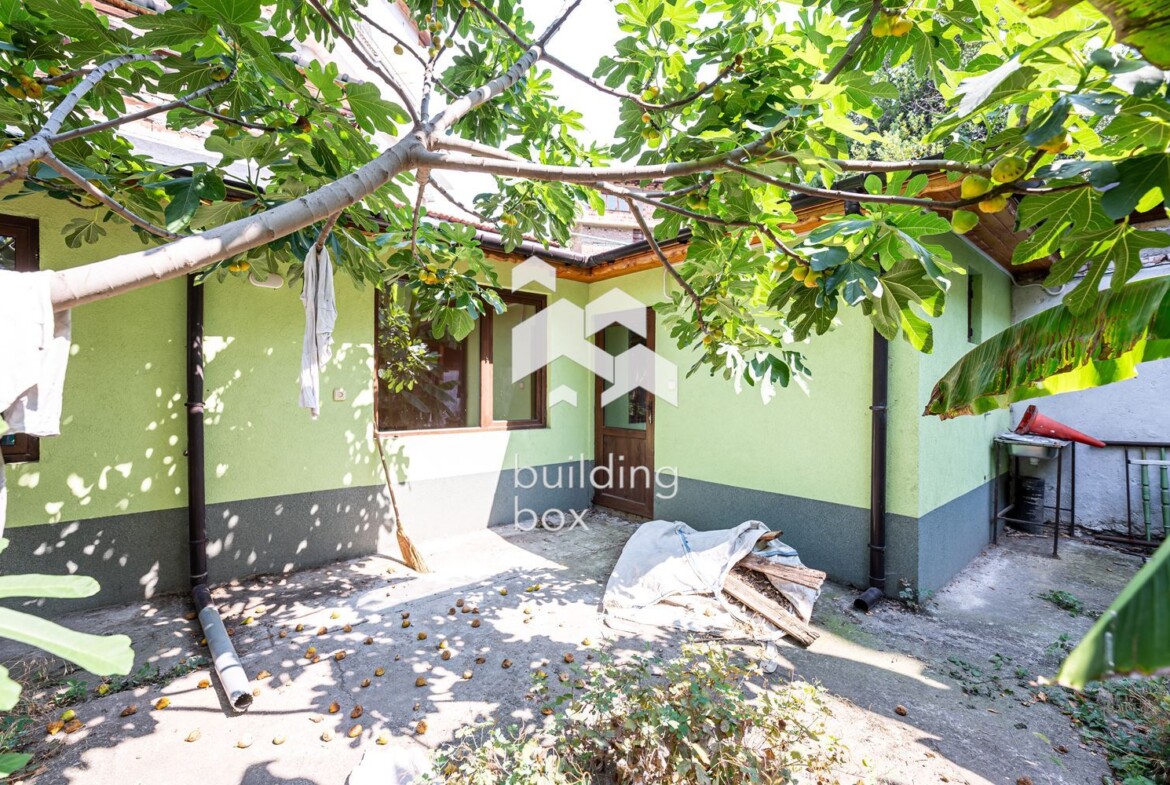 Етаж от къща с допълнителна постройка - гр. Асеновград - 0