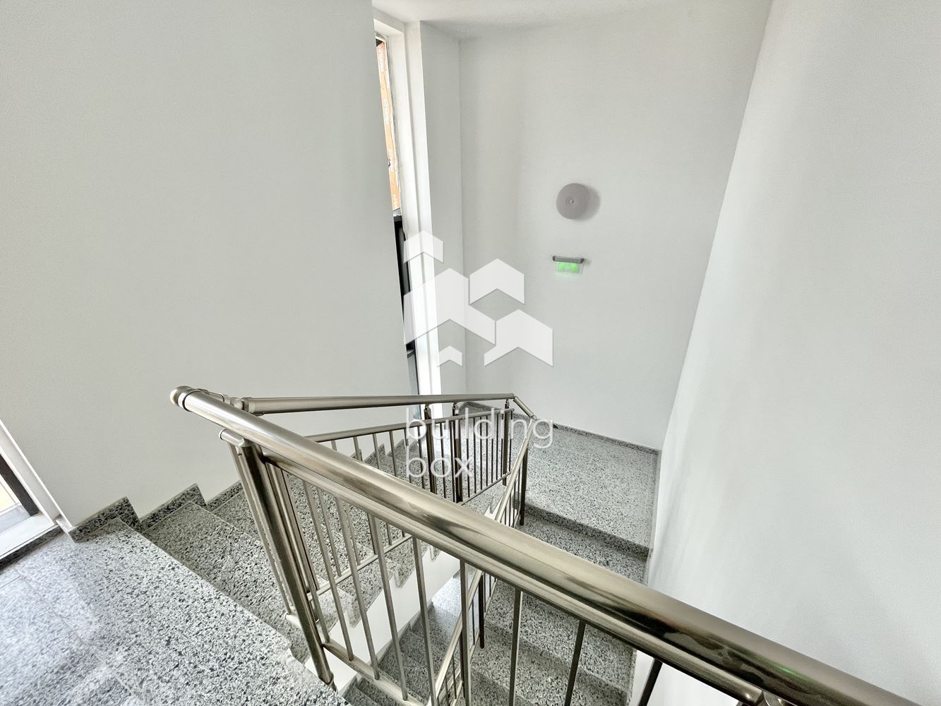 НОВ напълно обзаведен двустаен апартамент в кв. Бриз - 0