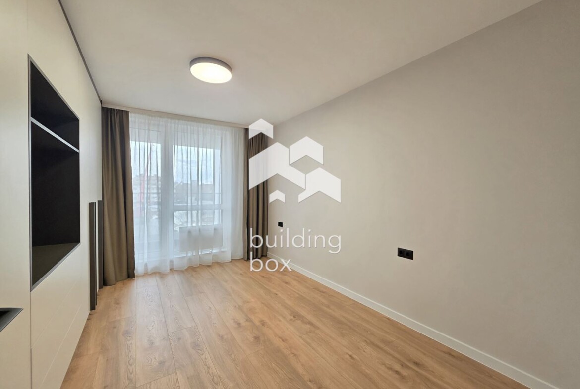 Чисто нов, поръчково обзаведен тристаен апартамент - 0