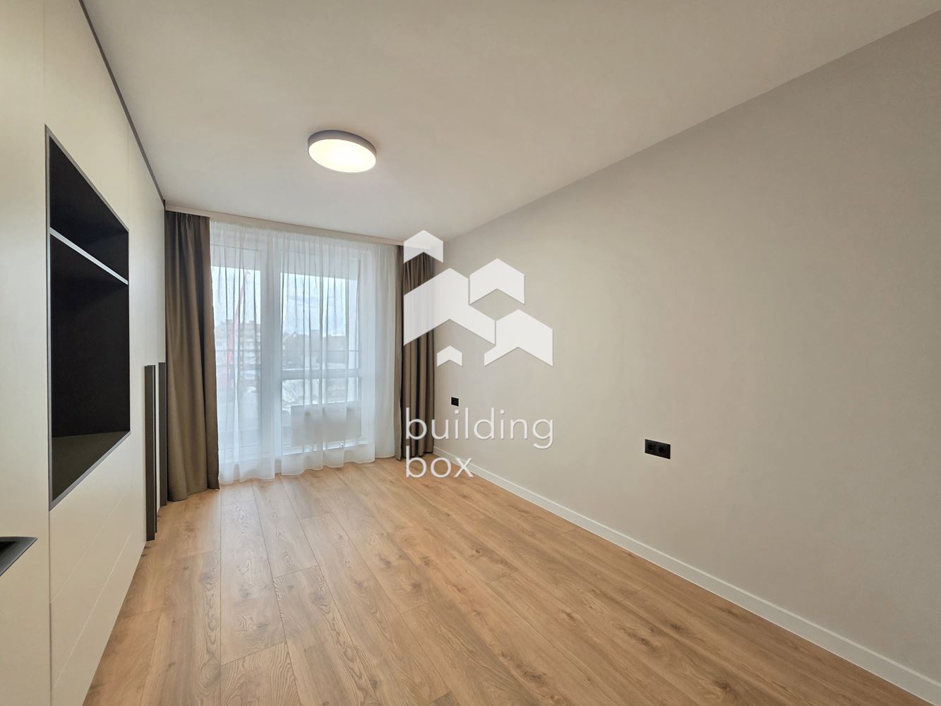 Чисто нов, поръчково обзаведен тристаен апартамент - 0